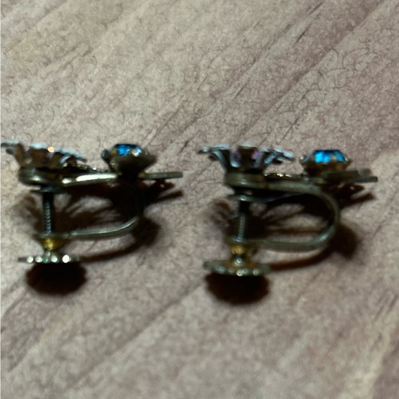 Vintage Daisy enamel Floral screw on Stud Earrings gold tone with blue stone. - Picture 3 of 4